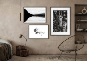 Interior minimalista con láminas modernas