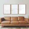 Salón moderno con arte minimalista