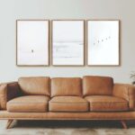 Salón moderno con arte minimalista