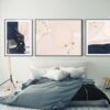 Arte abstracto enmarcado en dormitorio moderno