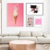 Láminas artísticas en salón moderno con fondo blanco