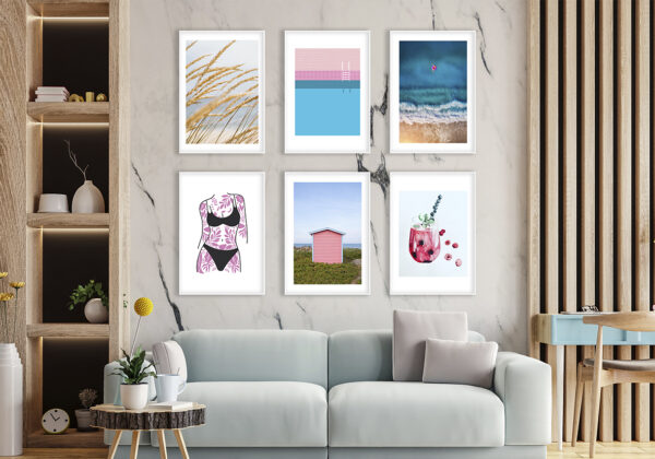 Interior elegante con láminas enmarcadas