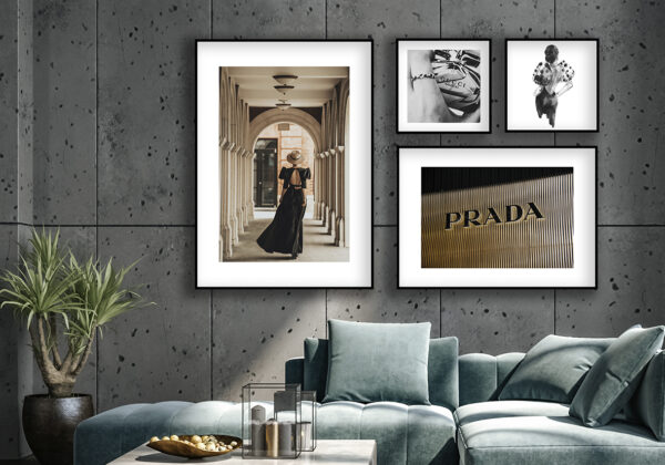 Galería de arte moderna con sofá