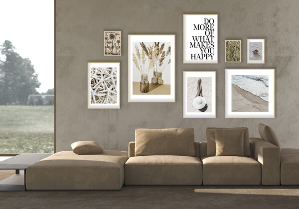 Decoración de salón neutro con arte gráfico