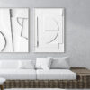 Salón minimalista con láminas enmarcadas