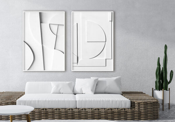 Salón minimalista con láminas enmarcadas