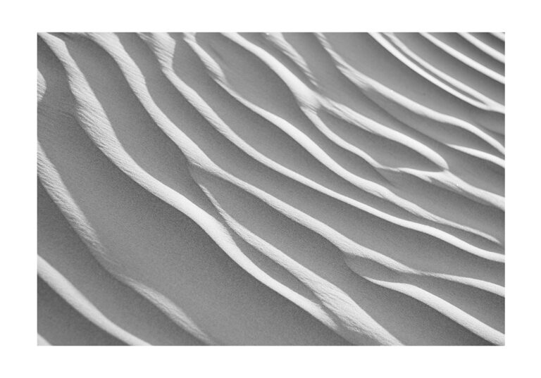 Ondas de arena en blanco y negro