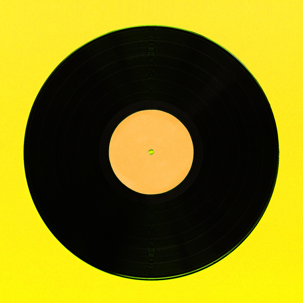 Vinilo vintage sobre amarillo