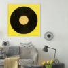 Vinilo vintage sobre amarillo