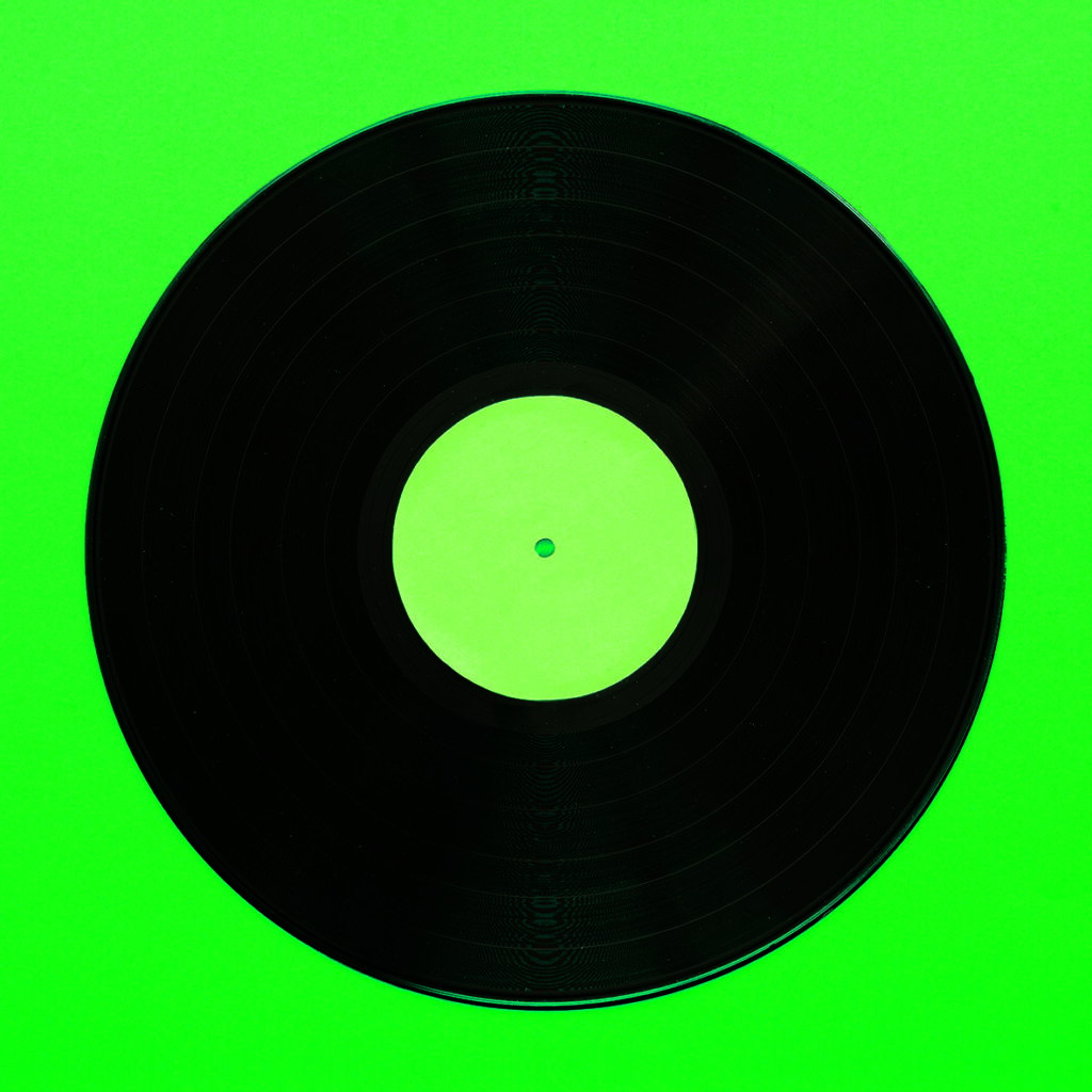 Vinilo minimalista en fondo verde