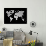 Mapa mundial plateado sobre fondo negro