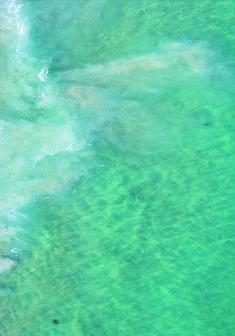 Vista aérea de aguas turquesas del océano