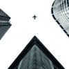 Avión sobre edificios urbanos modernos