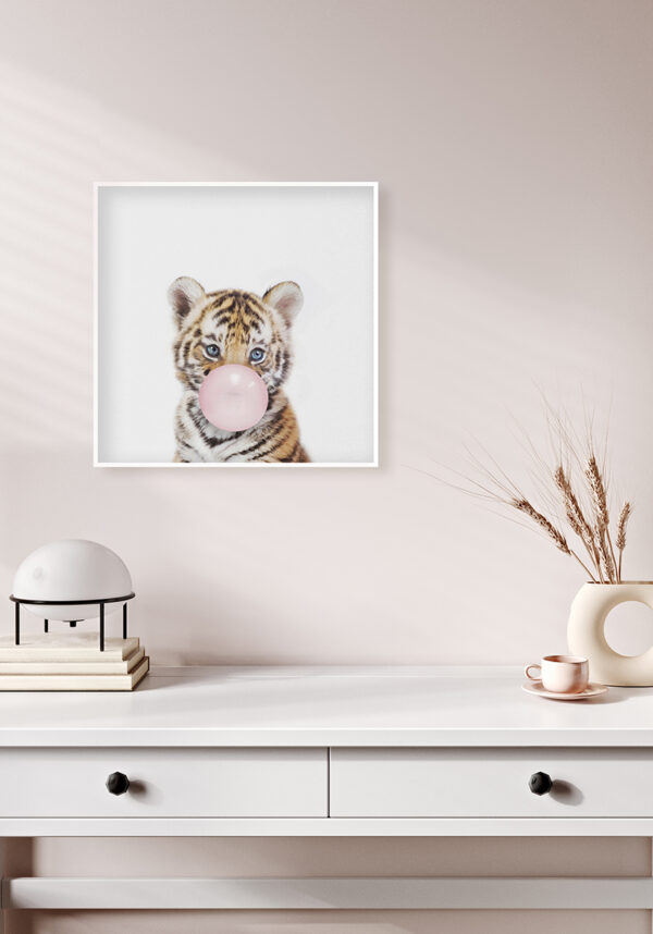 Tierno cachorro de tigre con burbuja de chicle