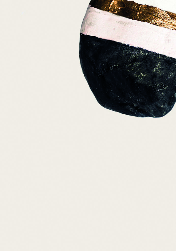 Piedra pintada con estilo elegante y abstracto