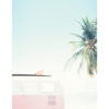 Furgoneta vintage en playa tropical
