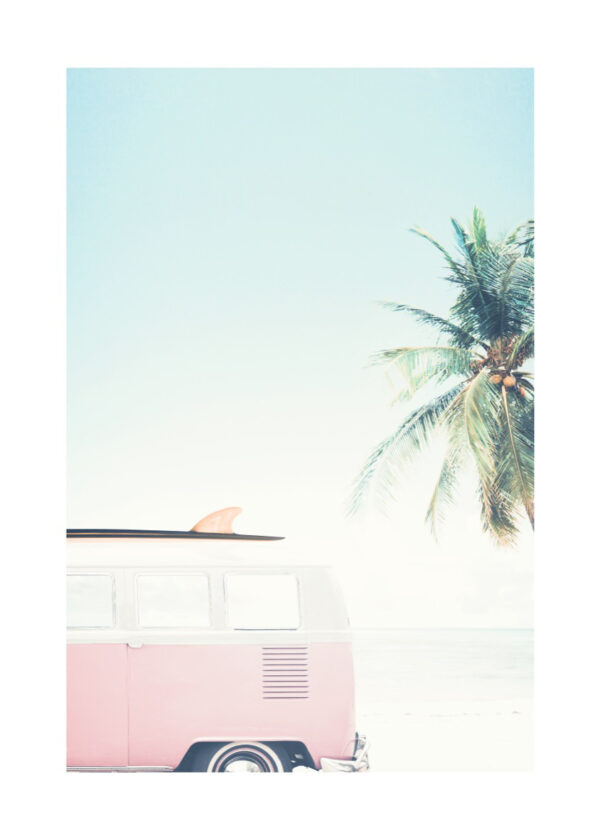 Furgoneta vintage en playa tropical