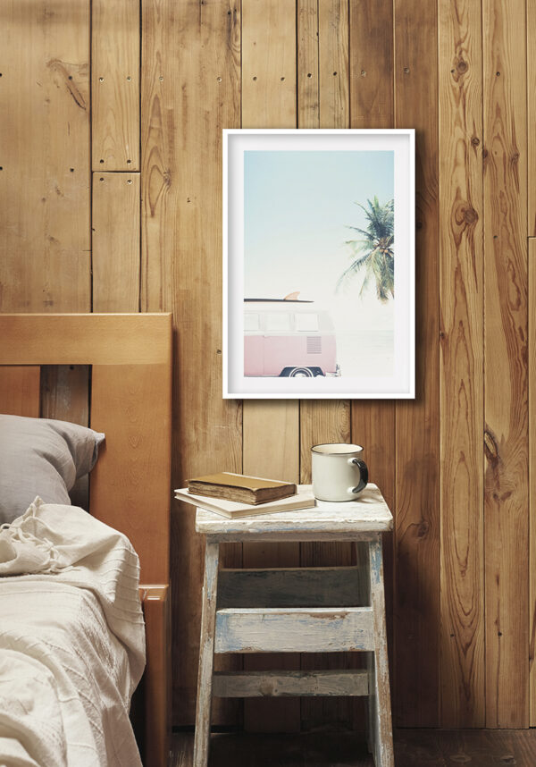 Furgoneta vintage en playa tropical
