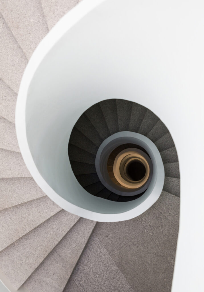 Escalera en espiral con diseño minimalista