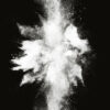 Explosión abstracta de polvo blanco