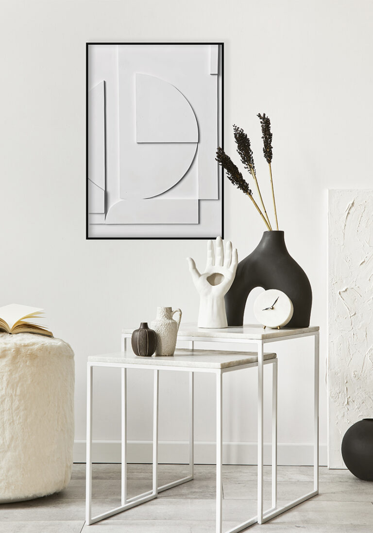 Diseño minimalista en relieve blanco