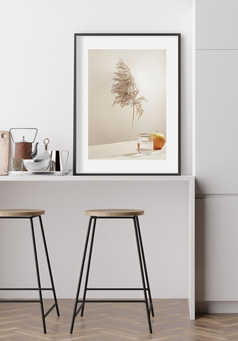 Naturaleza muerta minimalista con manzana