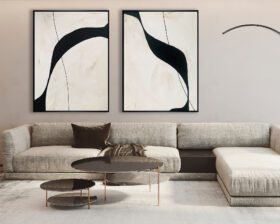 Komposition mit minimalistischen Werken in Creme und Schwarz