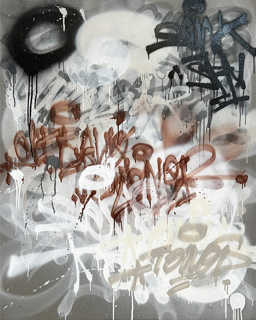 Pintura abstracta con graffiti en tonos neutros y textura urbana