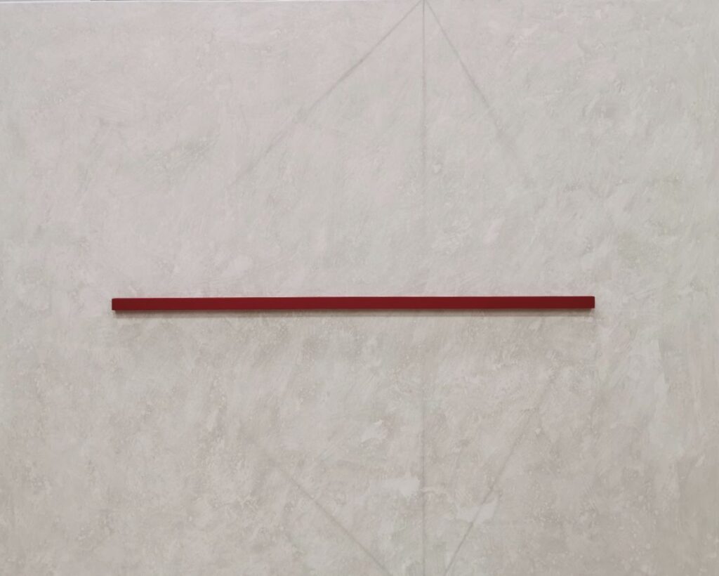 Línea roja minimalista sobre fondo beige