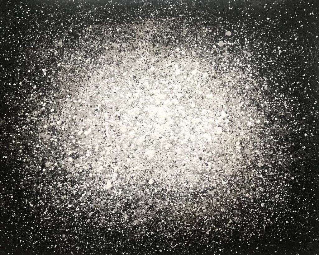 Salpicaduras blancas sobre fondo oscuro