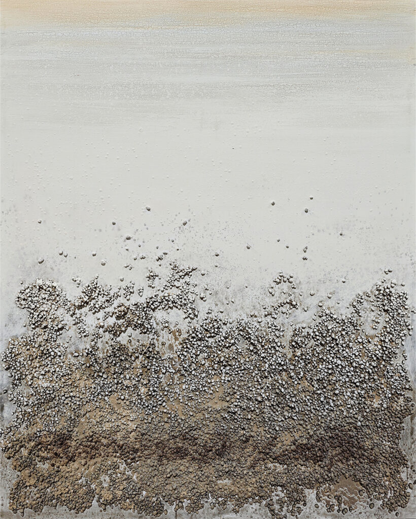Pieza con estética neutra y textura abstracta