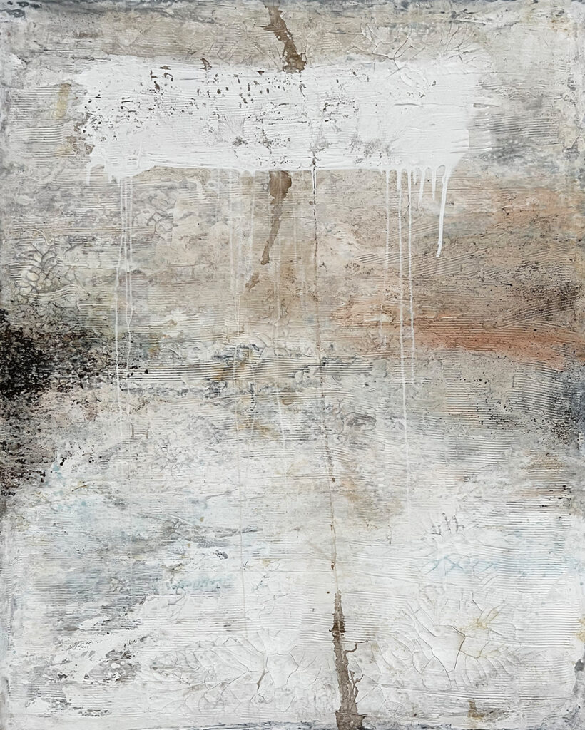 Pintura abstracta en tonos tierra y blanco con texturas desgastadas y efecto de erosión.