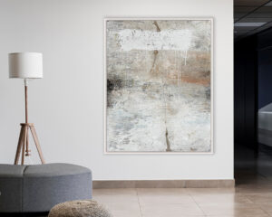 Ambiente pintura abstracta en tonos tierra y blanco con texturas desgastadas y efecto de erosión.