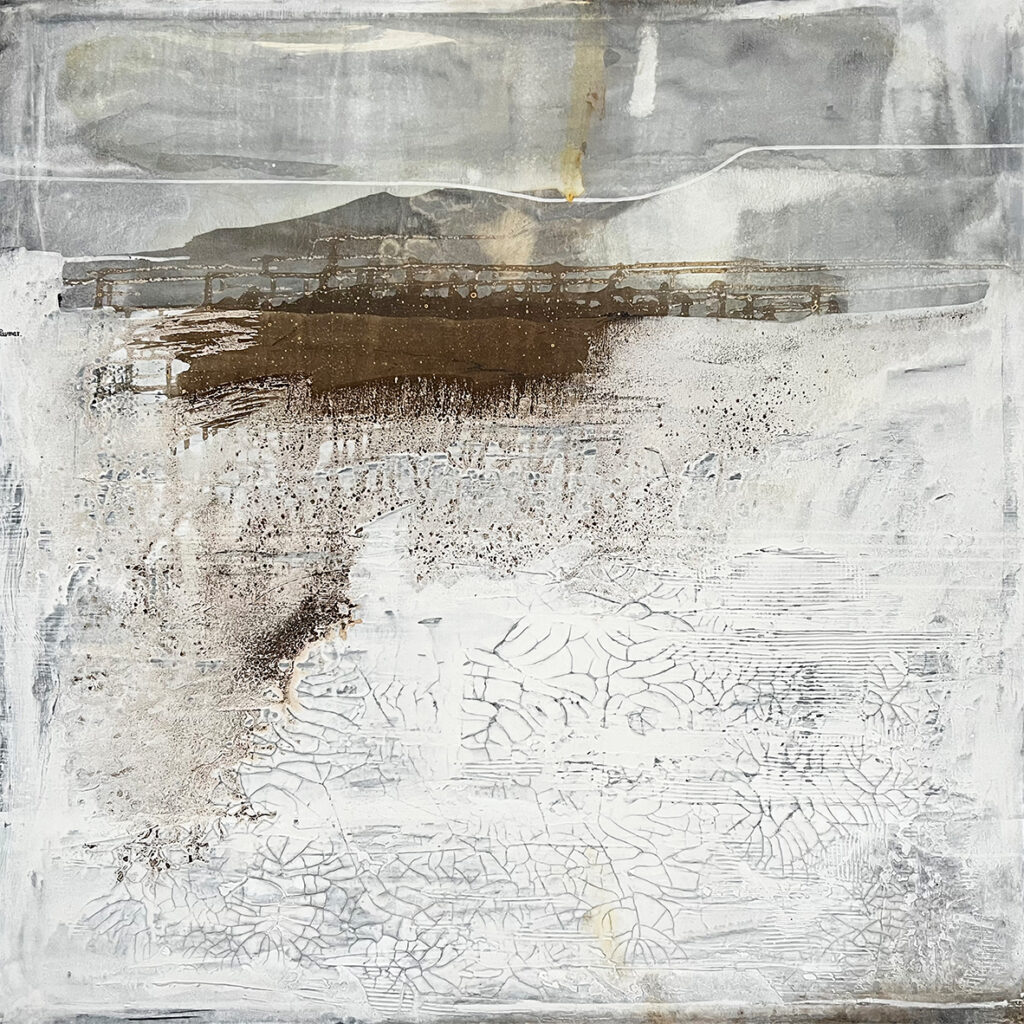 Pintura abstracta con textura en tonos neutros y detalles en marrón