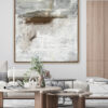 Ambiente pintura abstracta con textura en tonos neutros y detalles en marrón