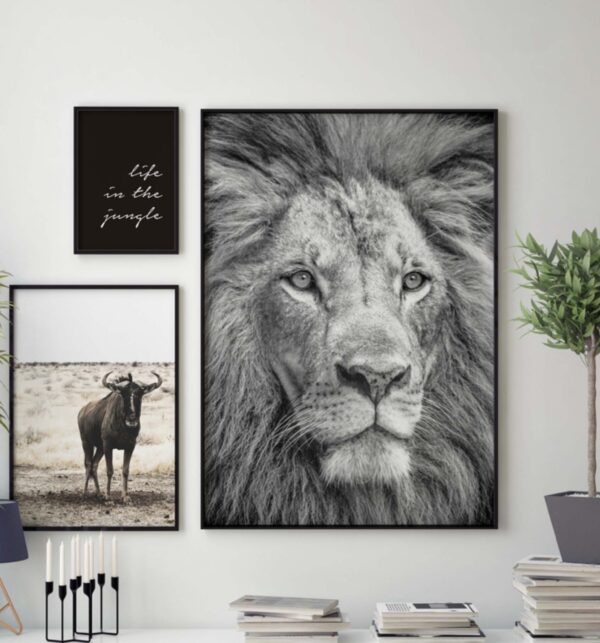 Arte gráfico en blanco y negro con temática safari