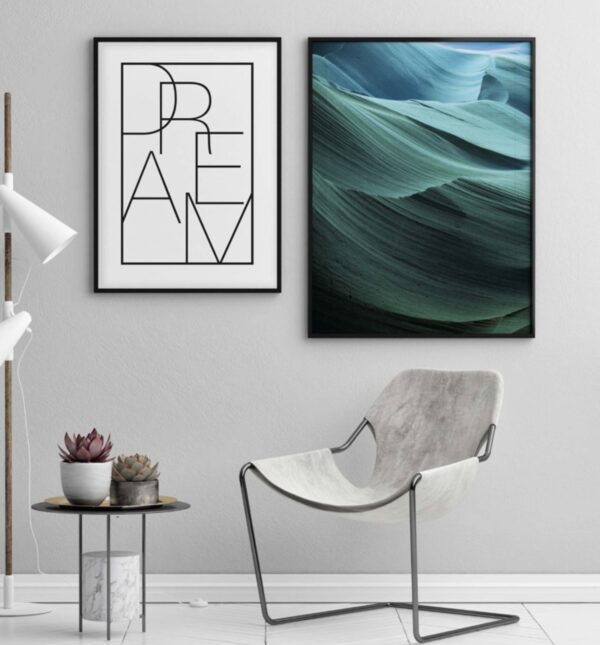 Interior minimalista con arte gráfico moderno