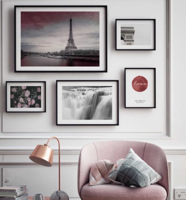 Galería de pared moderna con toques pastel