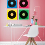 Espacio de trabajo moderno con arte gráfico de discos