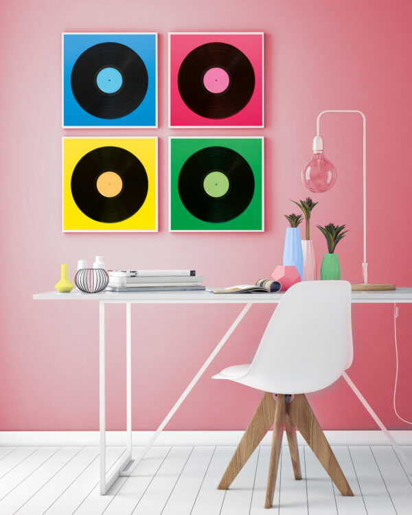 Espacio de trabajo moderno con arte gráfico de discos