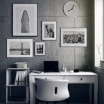 Interior minimalista con escritorio y arte gráfico