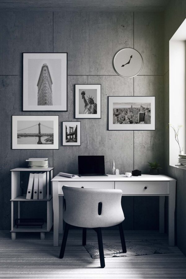 Interior minimalista con escritorio y arte gráfico