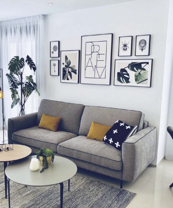 Diseño de interiores moderno con láminas artísticas