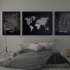 Dormitorio minimalista decorado con mapas de pared