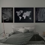 Dormitorio minimalista decorado con mapas de pared