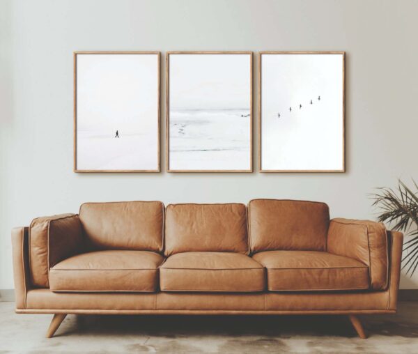 Salón moderno con arte minimalista
