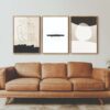Sofá minimalista con láminas abstractas