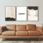 Sofá minimalista con láminas abstractas