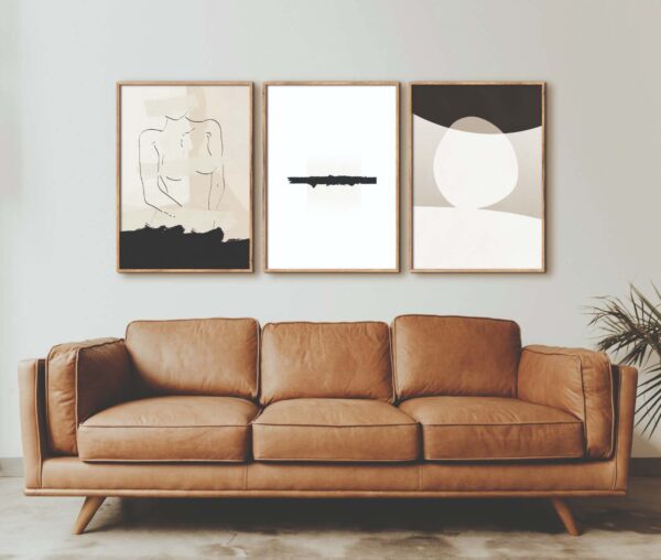 Sofá minimalista con láminas abstractas