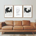 Arte minimalista sobre sofá de cuero